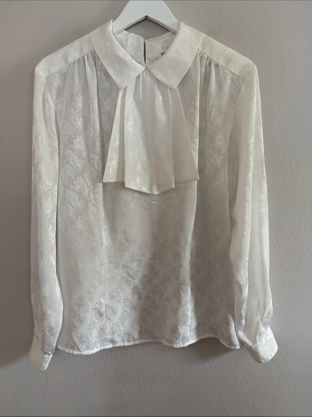 Dividends Vintage 80s White Jacquard Satin Bow Tie Secretary Blouse [PH0800]